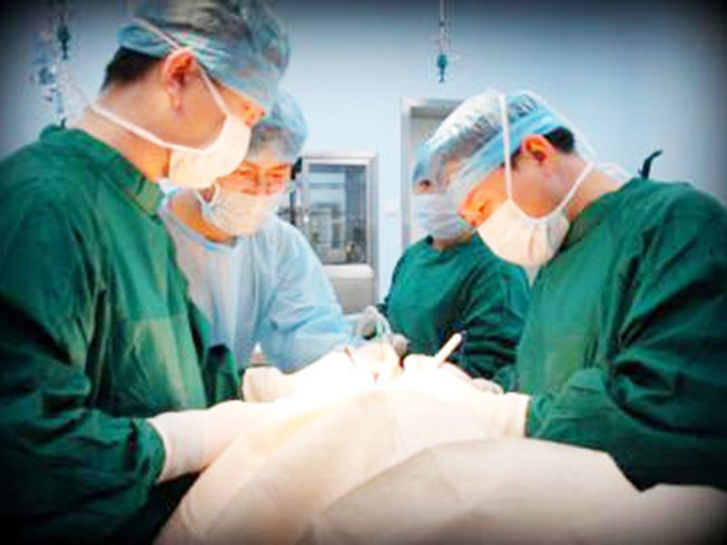菏泽市立医院普外科原主任王柏祥带领医护人员施行手术